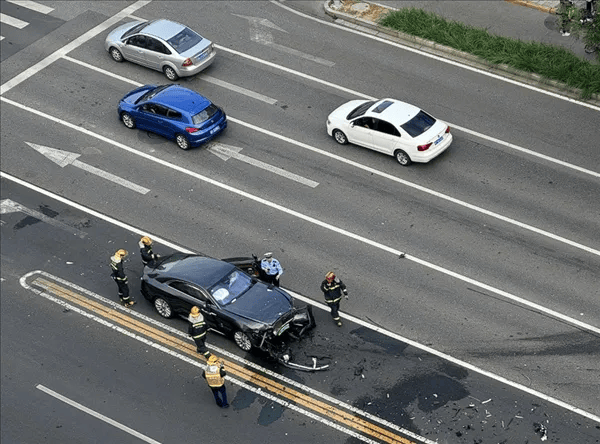 北京交警通报劳斯莱斯撞车事故，车评人陈震转发并称以通告为准