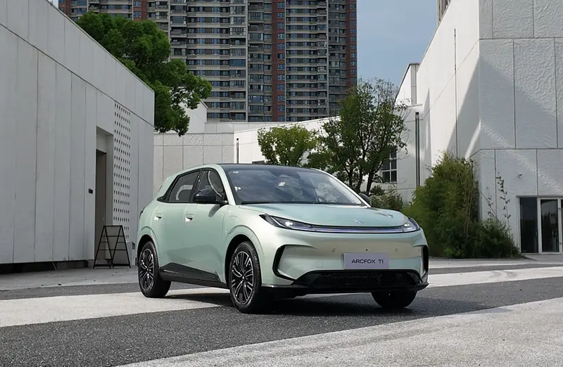 6.28万起售，极狐T1上市，适合年轻家庭的实用纯电小车