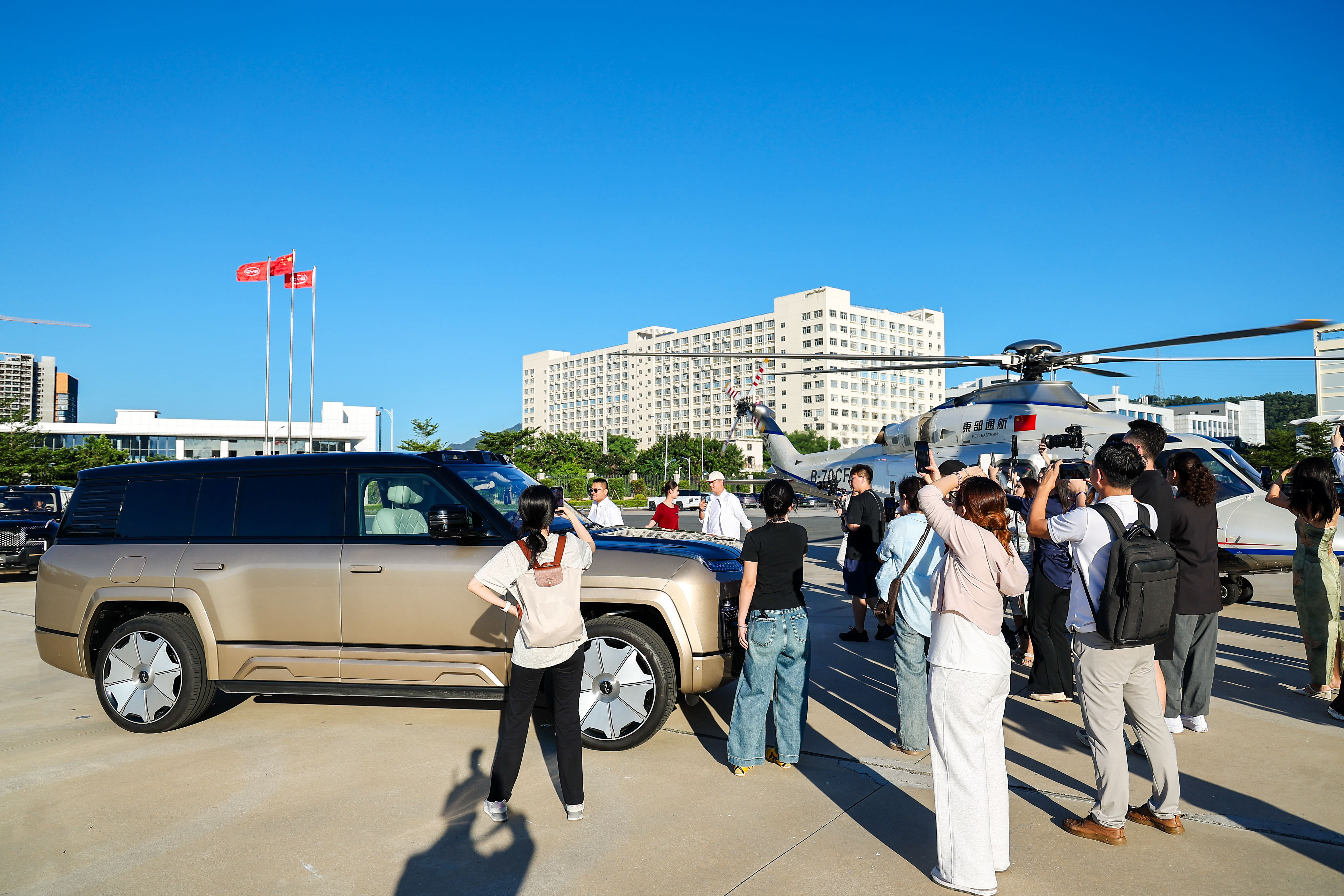 仰望U8L发布会场外，阿联酋皇室直升机空降看车