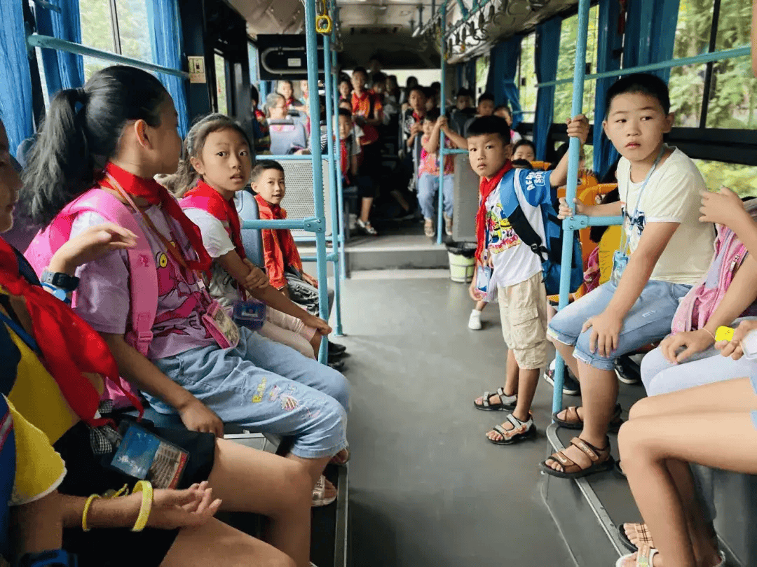学校不建议让老人接送小孩的同时，能否给公交公司创造一个机会？