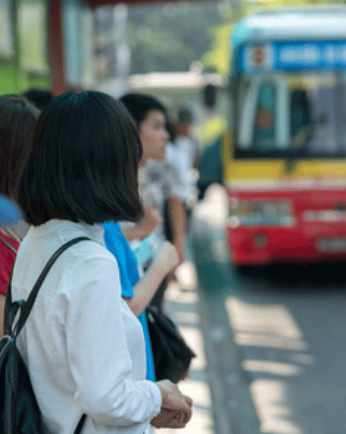 学校不建议让老人接送小孩的同时，能否给公交公司创造一个机会？