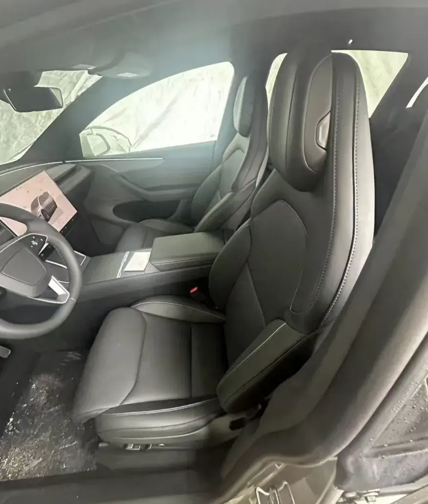 特斯拉Model Y L的首批实车到店，将于9月上市