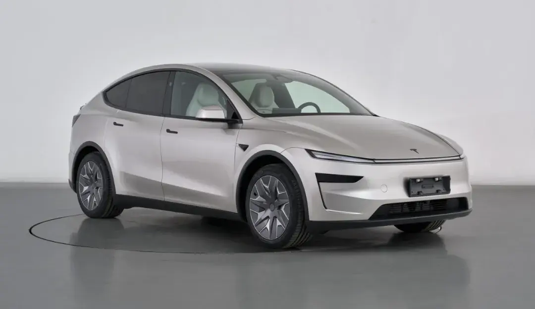 特斯拉Model Y L的首批实车到店，将于9月上市