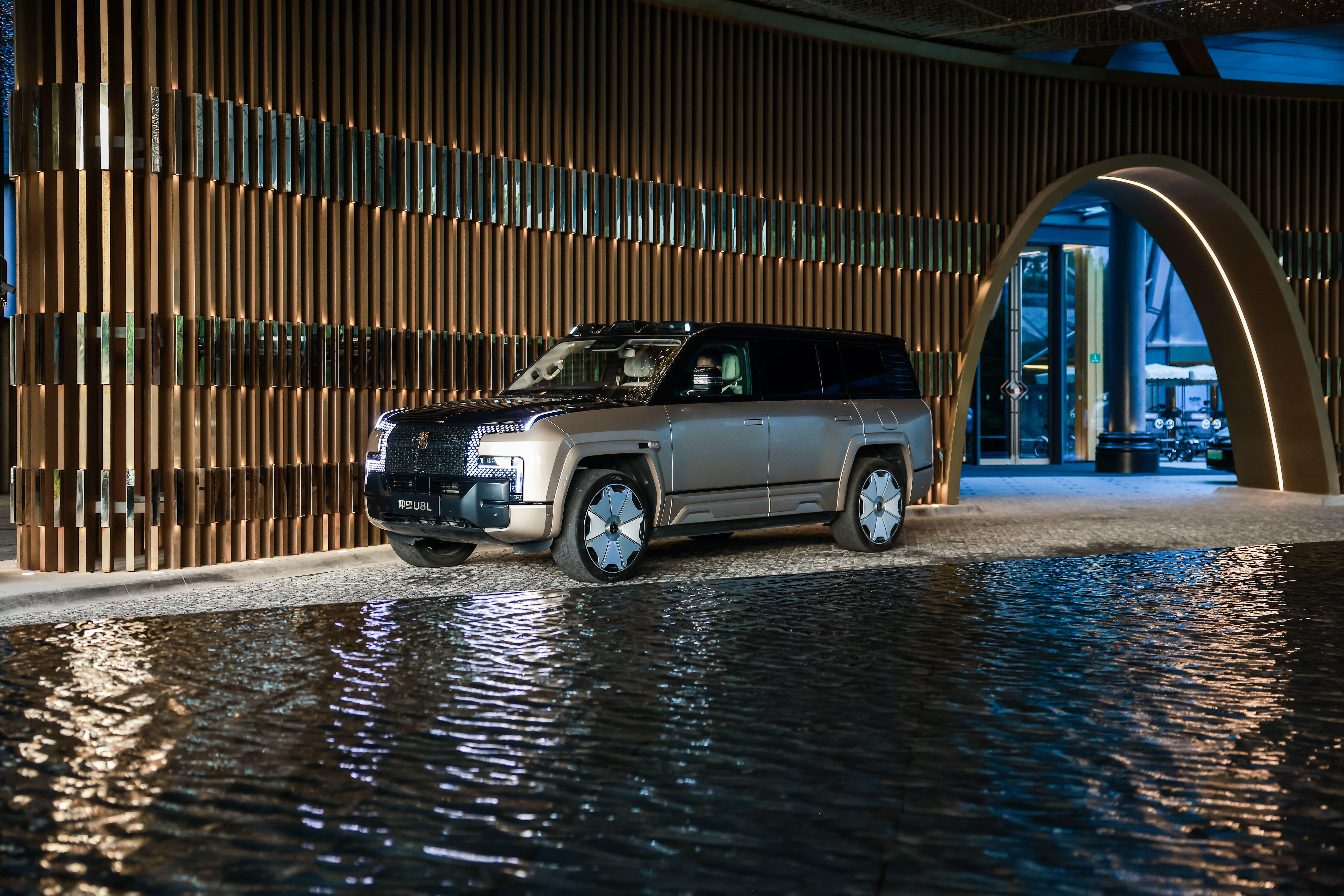 售价128万元起 仰望U8L鼎世版正式上市 定位全尺寸行政豪华SUV