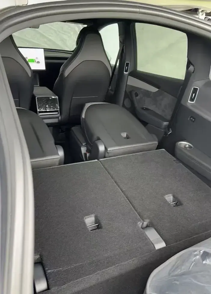 特斯拉Model Y L的首批实车到店，将于9月上市