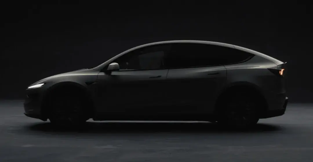 特斯拉Model Y L的首批实车到店，将于9月上市