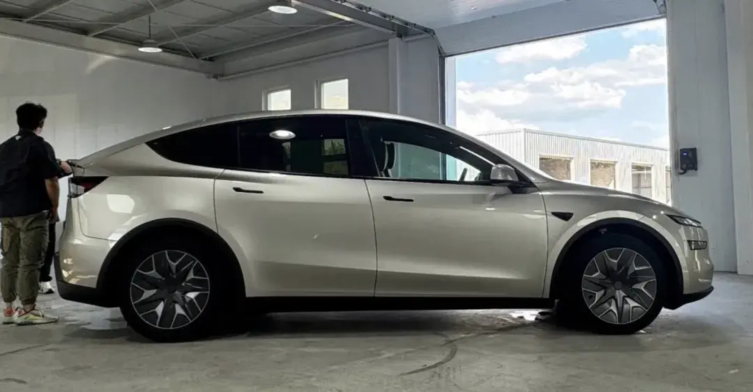 特斯拉Model Y L的首批实车到店，将于9月上市