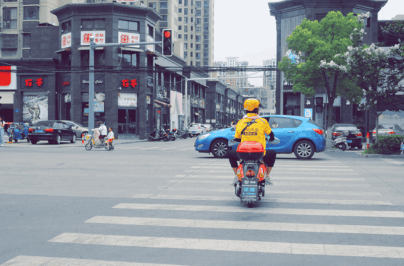 为治理电动自行车横冲直撞乱象，广州启用外卖电动车专用号牌