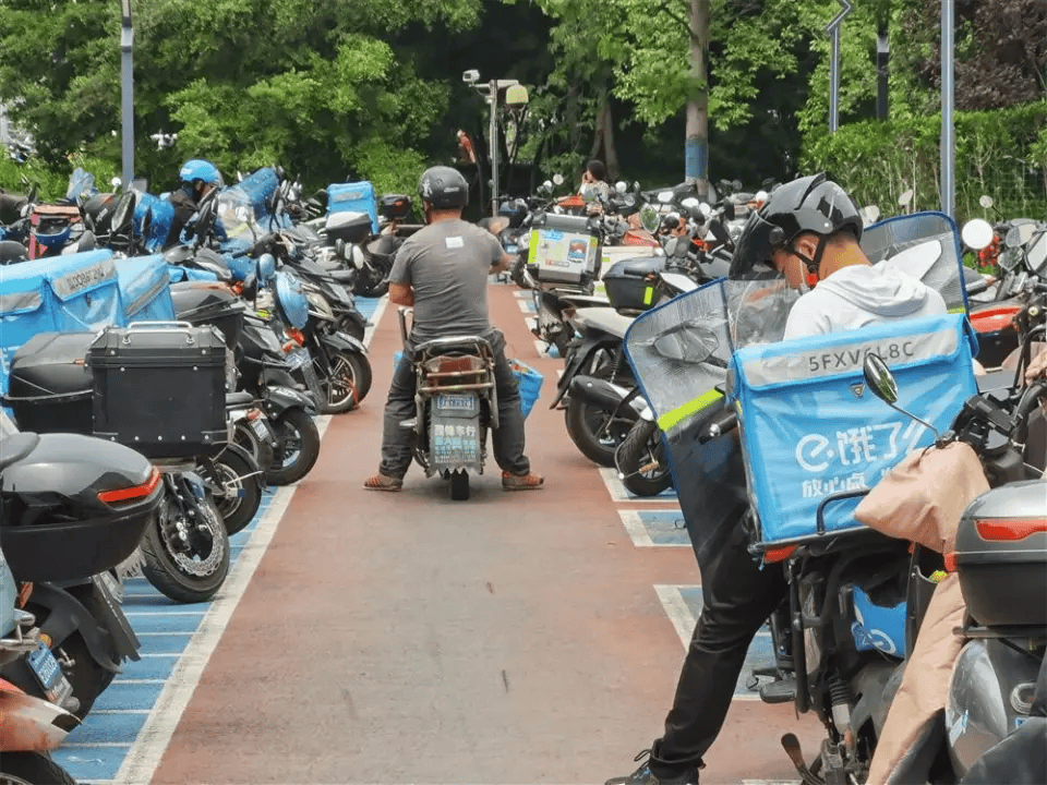 为治理电动自行车横冲直撞乱象，广州启用外卖电动车专用号牌