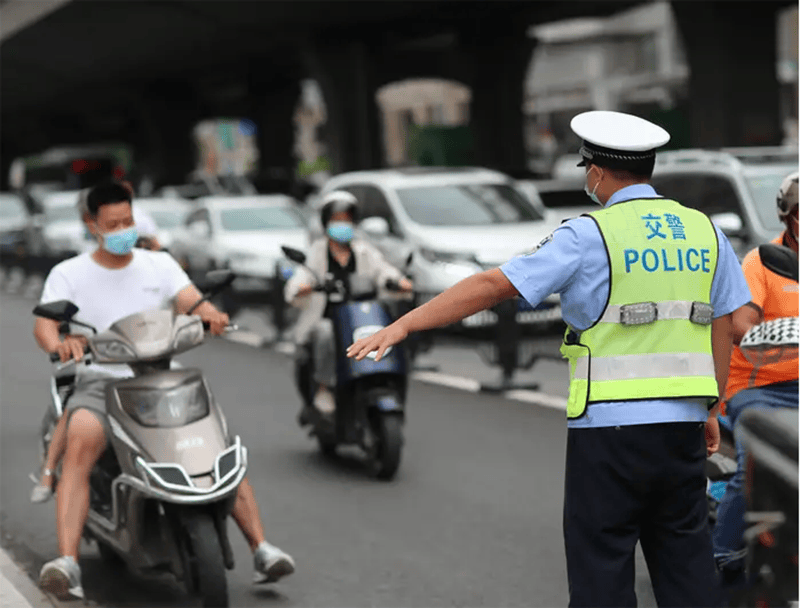 为治理电动自行车横冲直撞乱象，广州启用外卖电动车专用号牌