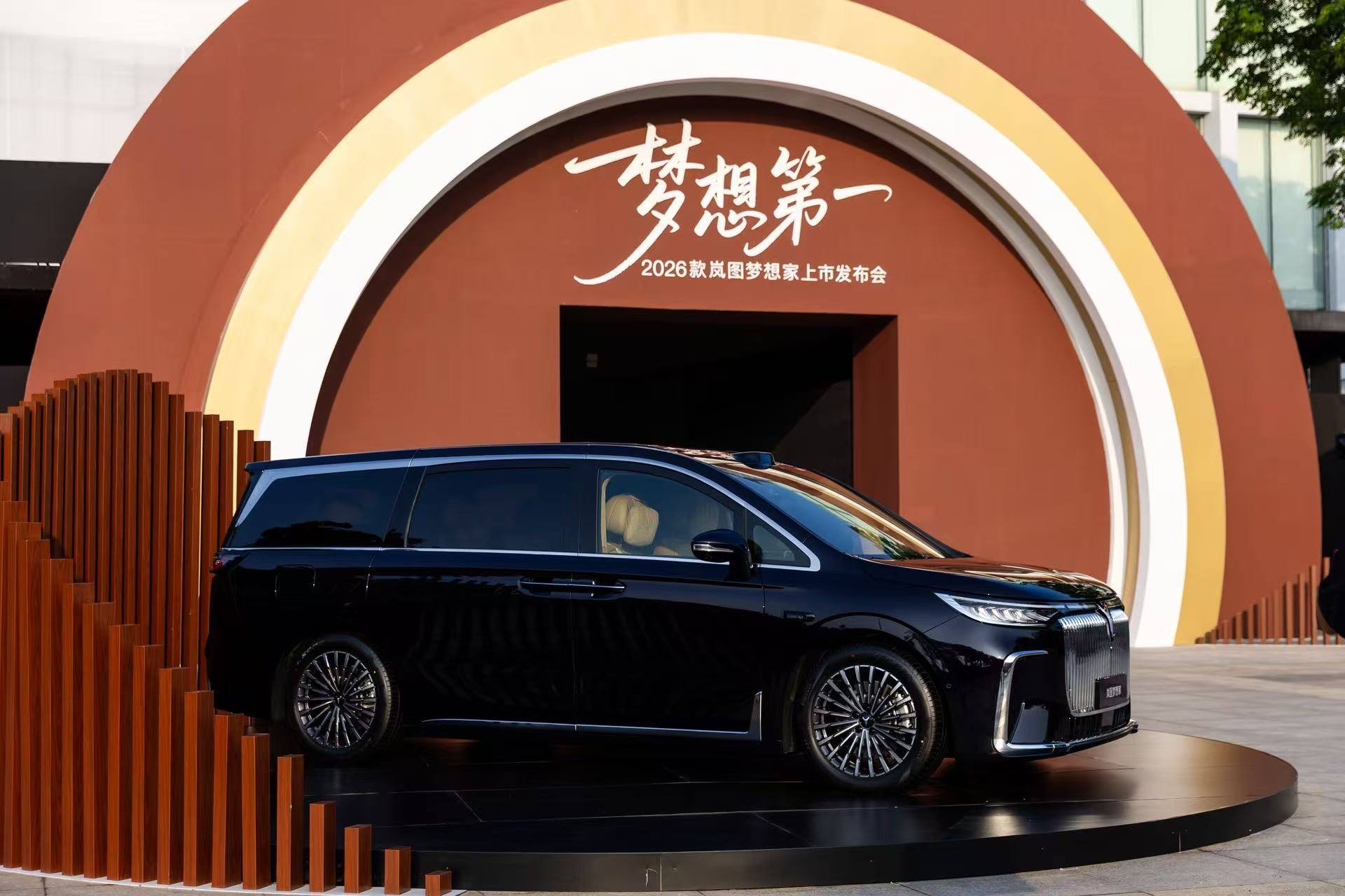 800V+5C超充+62.5度大电池，2026款岚图梦想家32.99万起正式上市