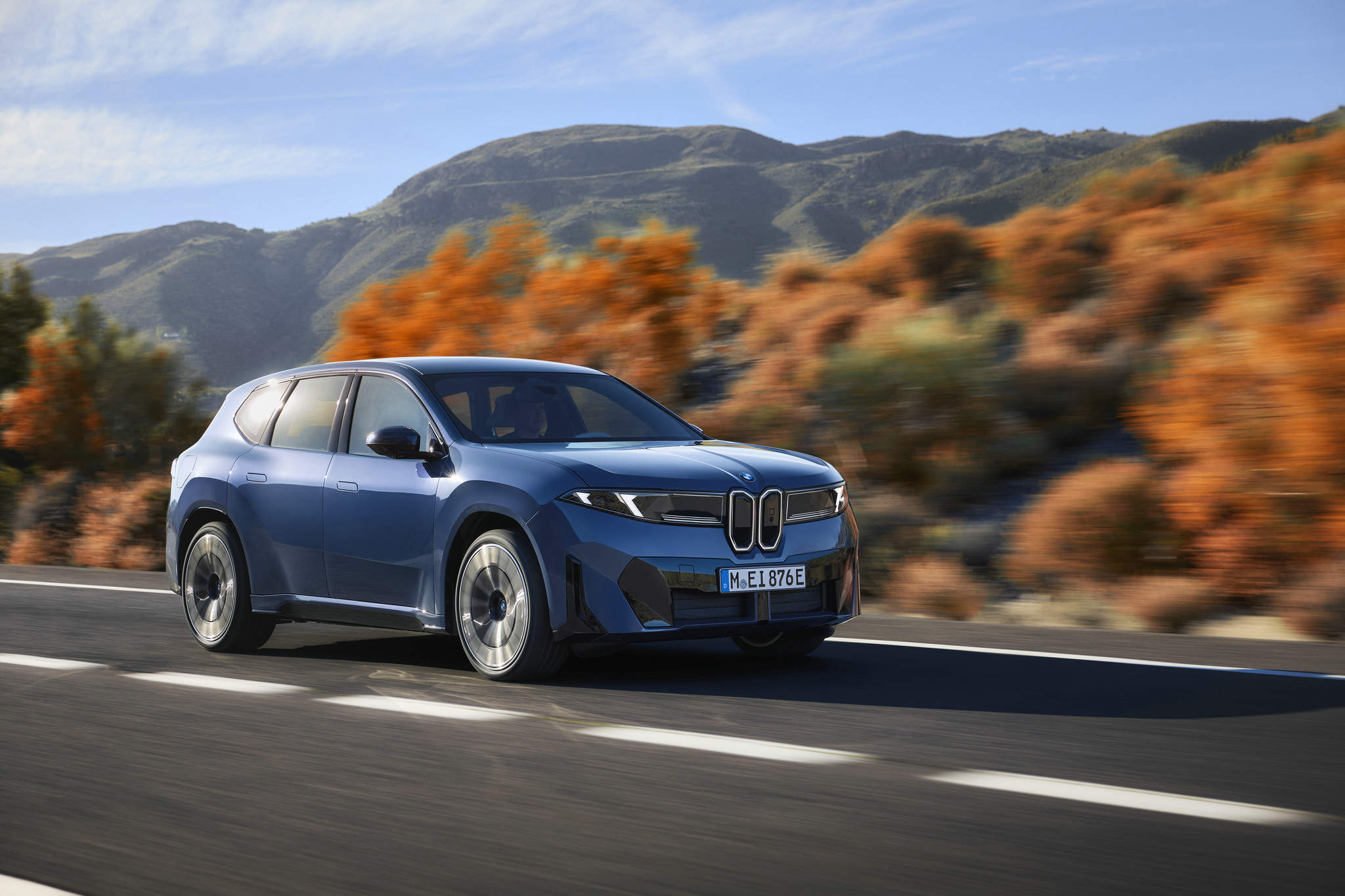 新世代BMW iX3携新世代电驱系统，以卓越驾控体验重塑电动车价值新标杆