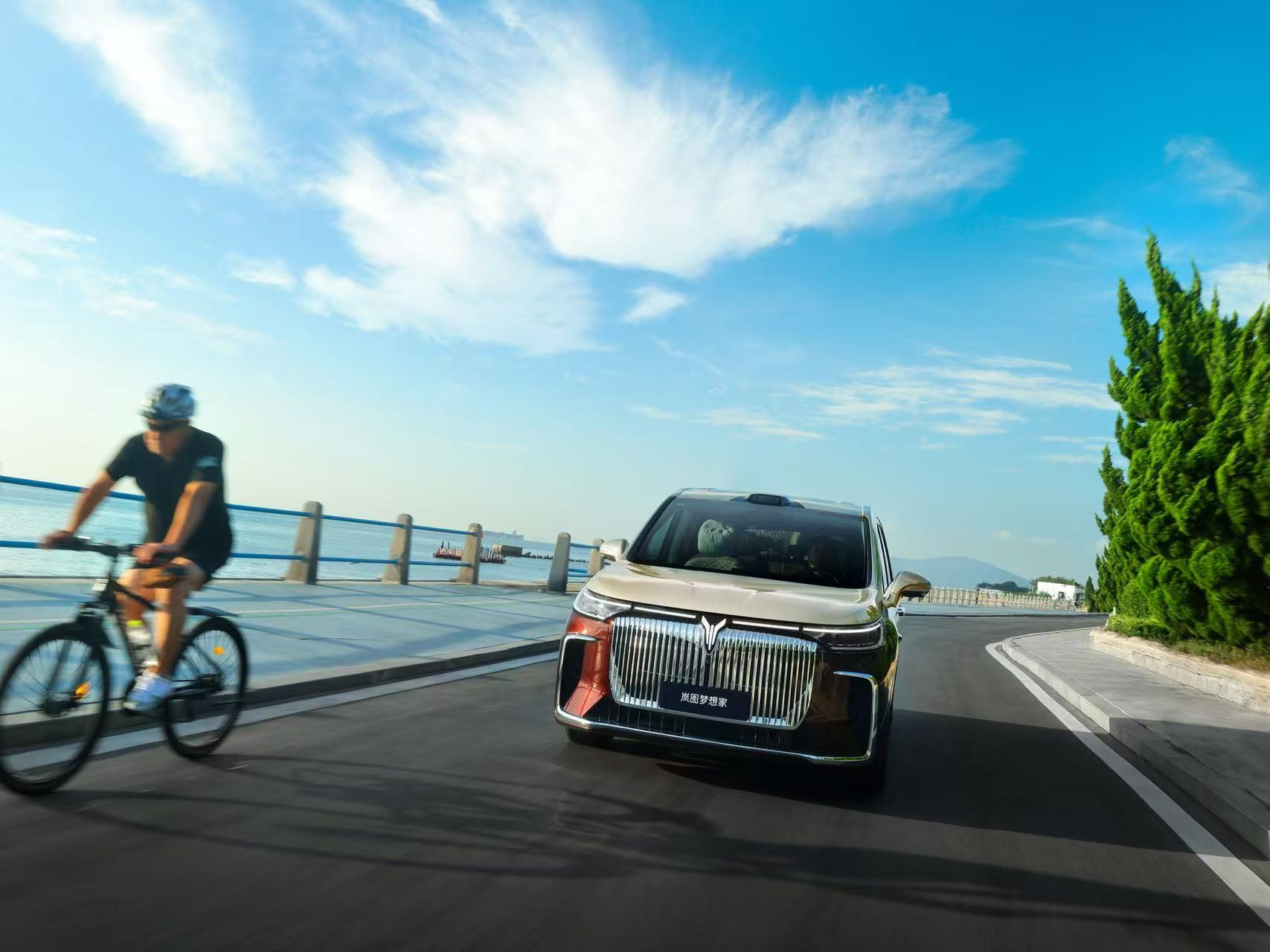 2026款岚图梦想家正式上市，纯电续航350km智能超混MPV起售价32.99万