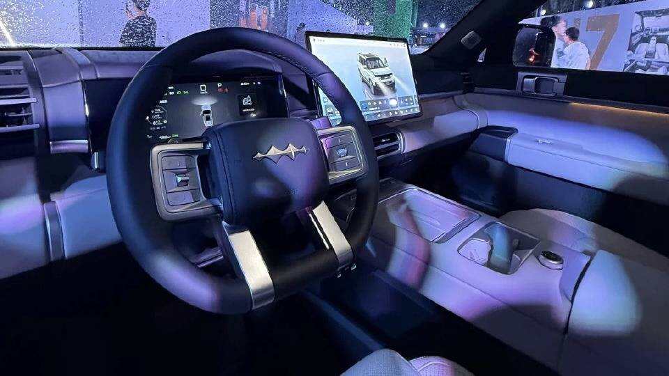 从华为乾崑智驾到宝马xDrive：五款50万级SUV智能与操控系统解析(图1)