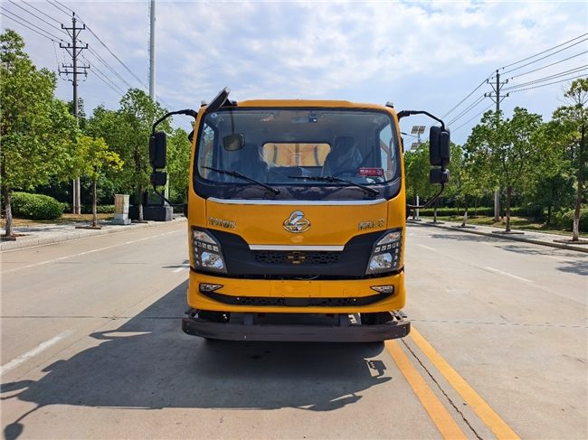 乘龙100K防撞缓冲车，以政策合规与顶尖防护赋能道路安全