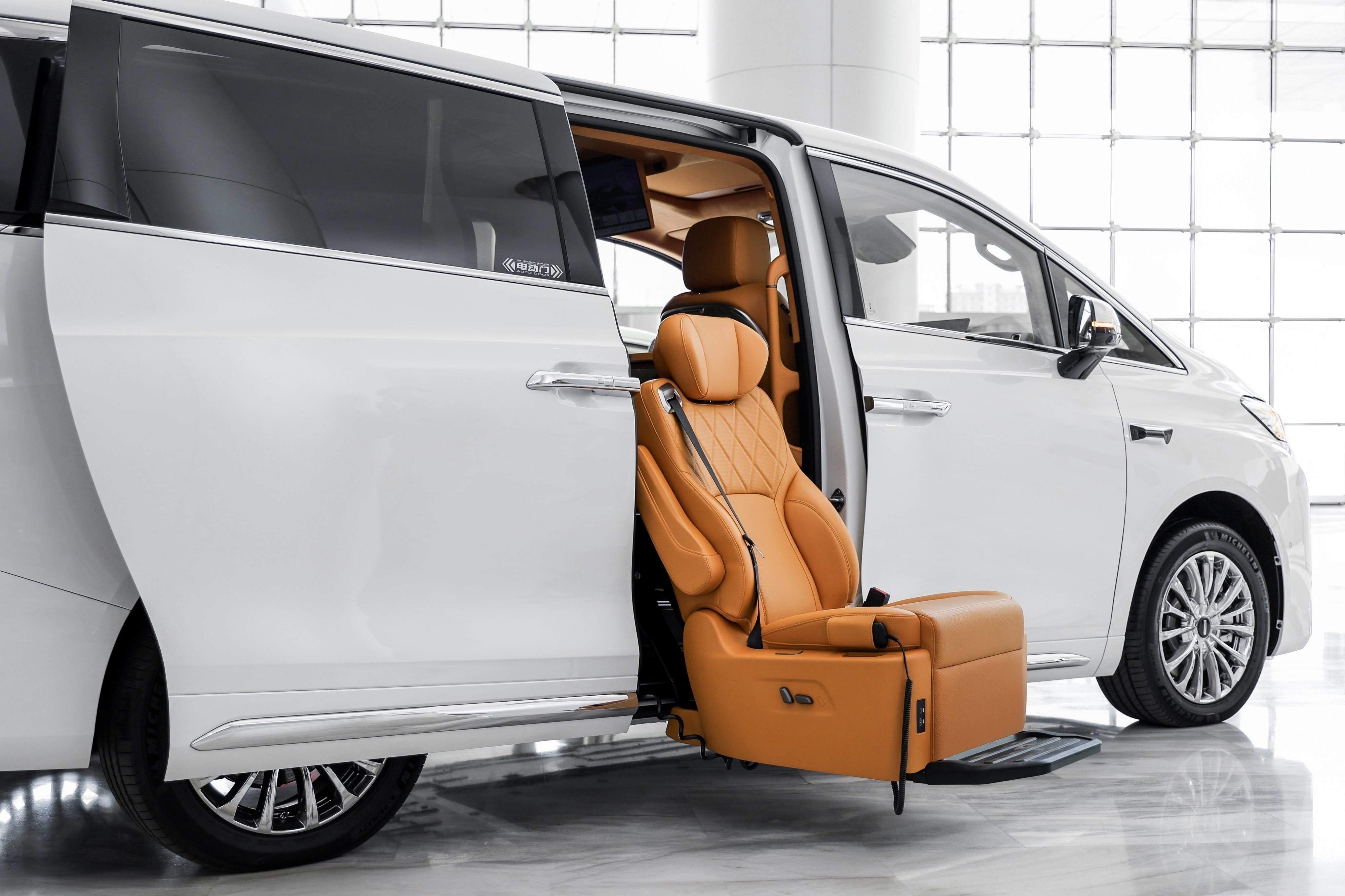 30万元内移动大客厅，魏牌高山7预售MPV再添实力产品