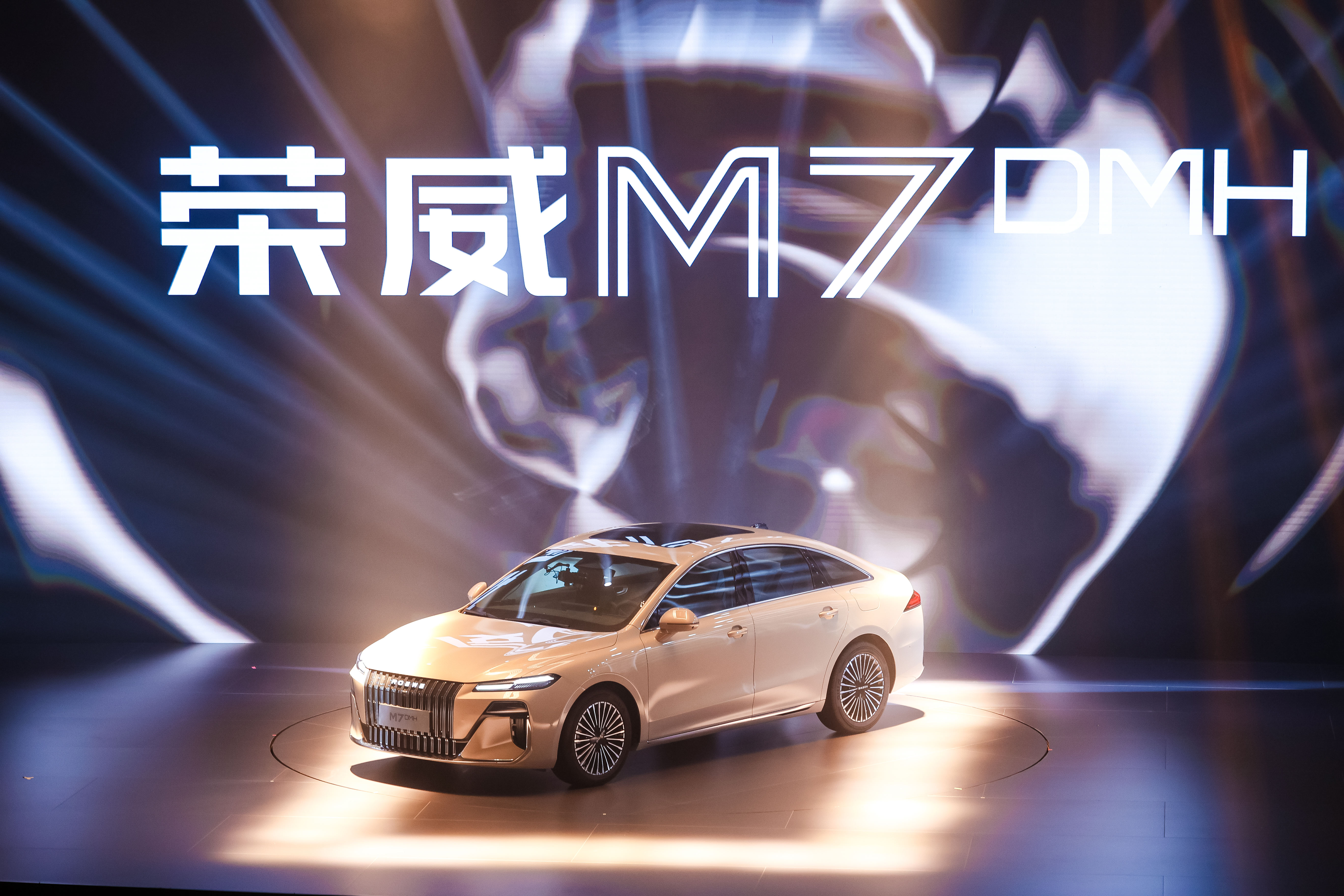 荣威M7 DMH上市8.58万元起 为什么说它是银河A7的最强对手？