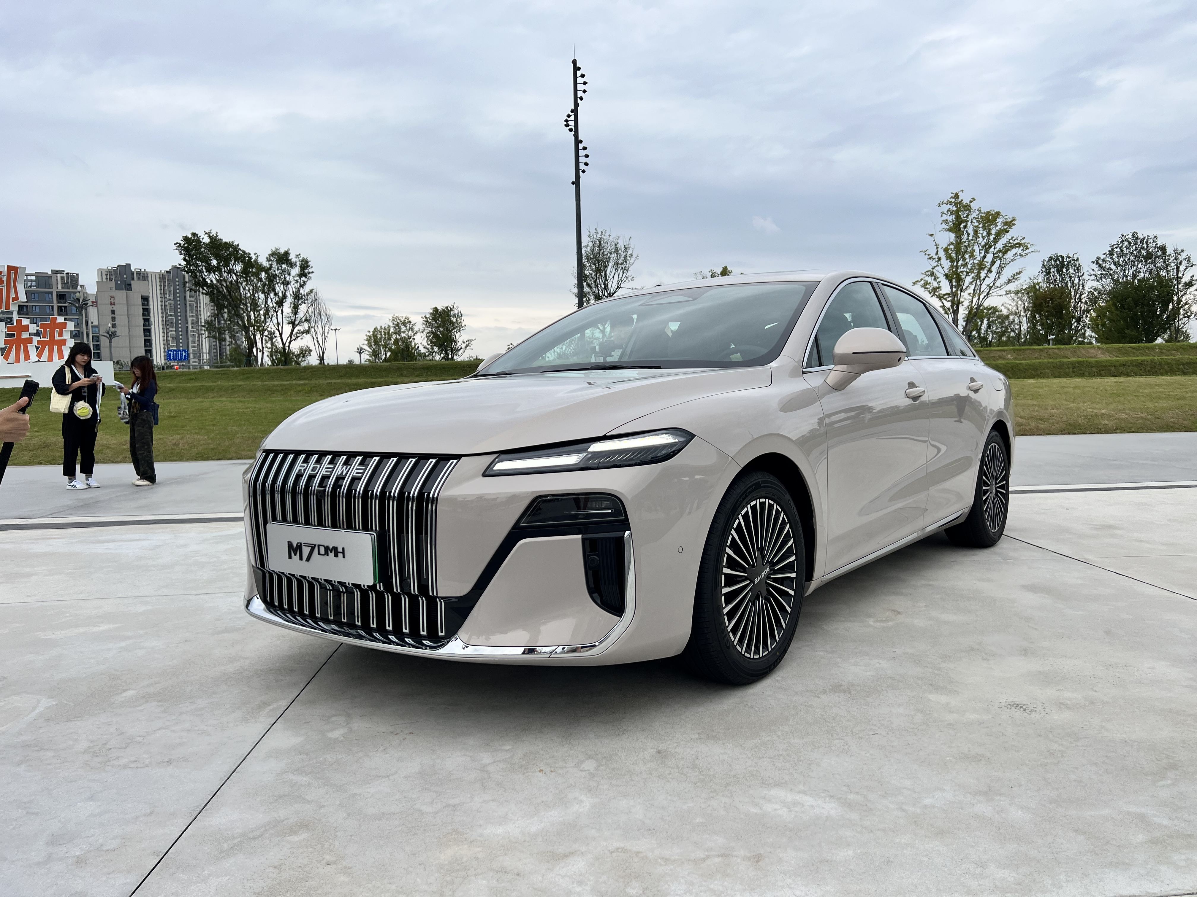 荣威M7 DMH限时售价8.58万起，一箱油能跑2000+km！