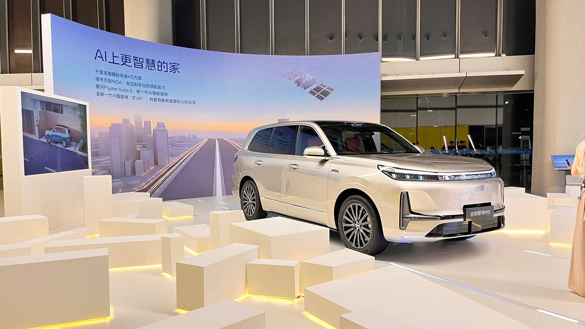 AI科技大六座旗舰SUV，吉利银河M9上市，限时指导价17.38万元起