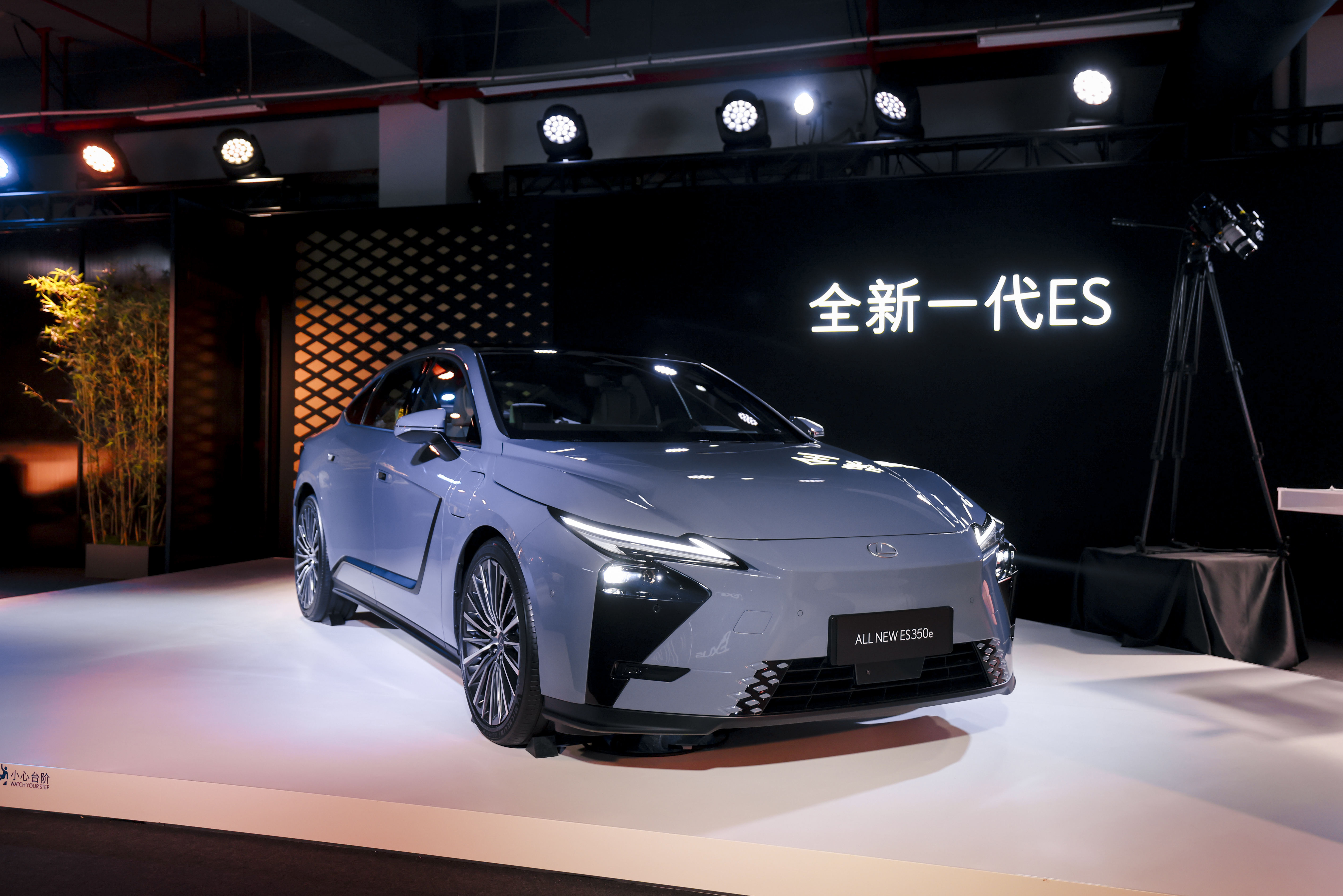 全新一代ES将重新定义豪华轿车，优雅再升级