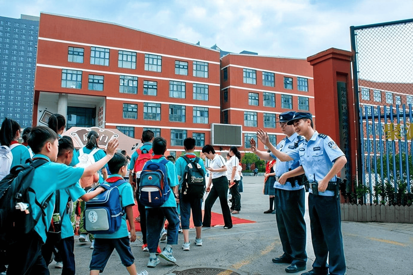 河南鹤壁一老师校内驾车撞伤两名小学生，学校里可以开车吗？