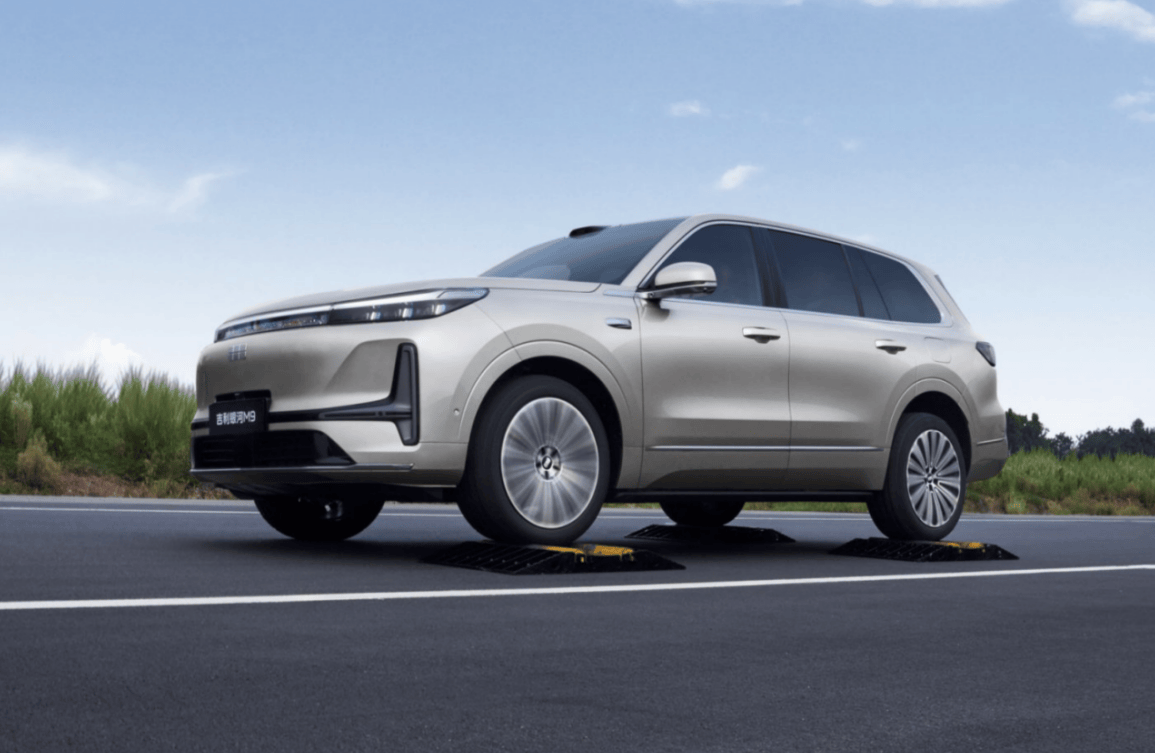 6座中大型SUV“这张桌子”也被掀：吉利银河M9 限时17.38万元起售