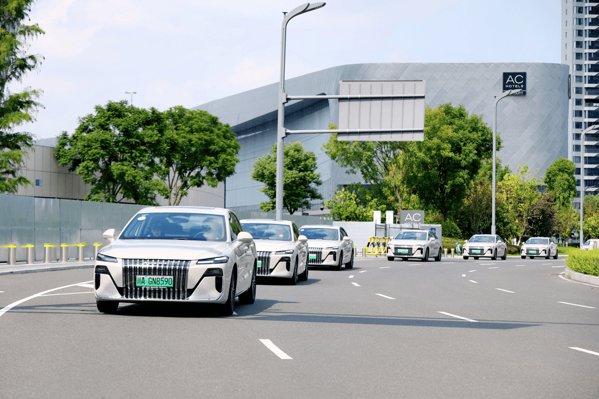 油耗2L级 纯电续航160km 试驾荣威M7 DMH