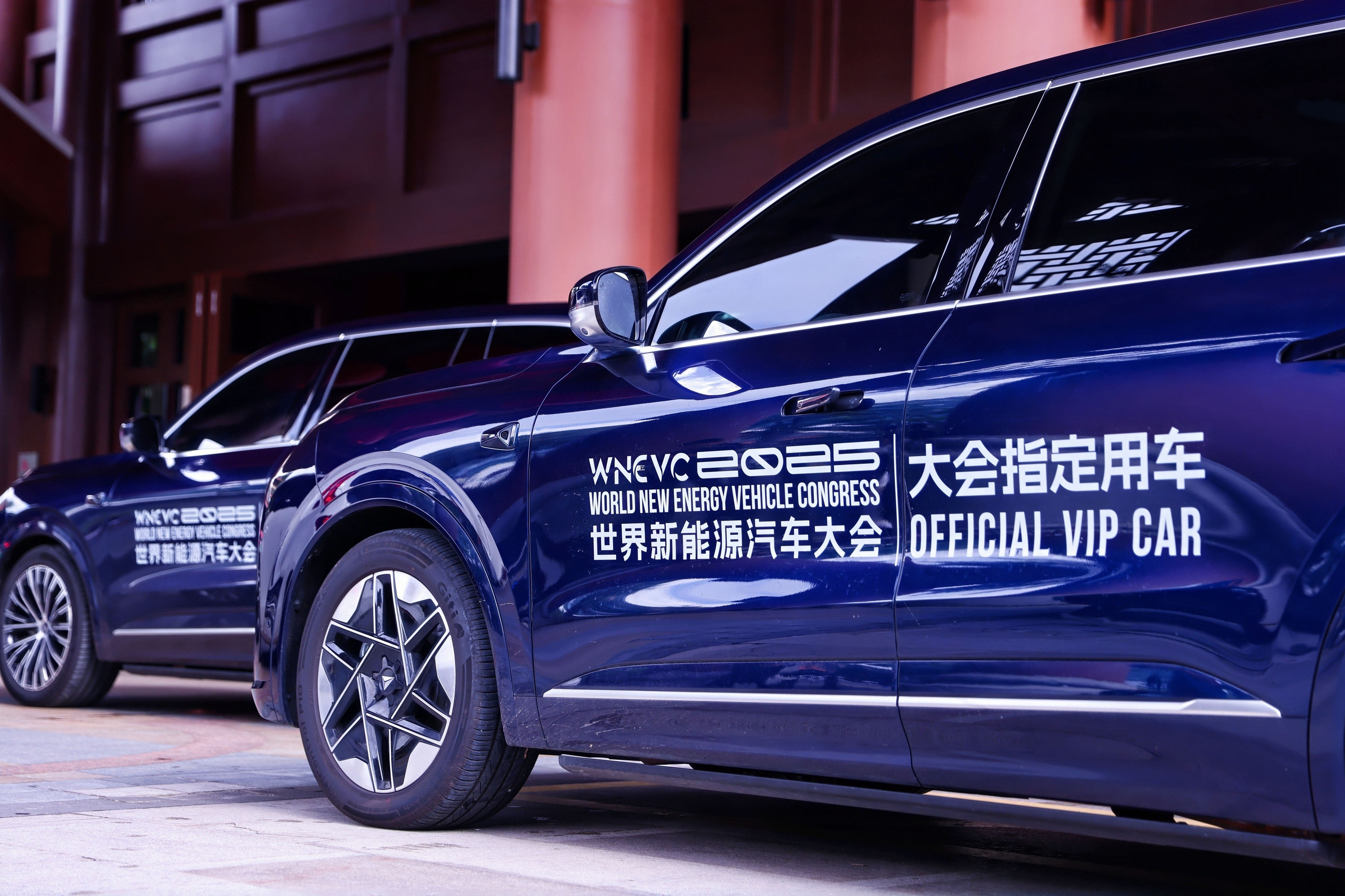 站上世界舞台C位！深蓝S09成世界新能源汽车大会指定用车