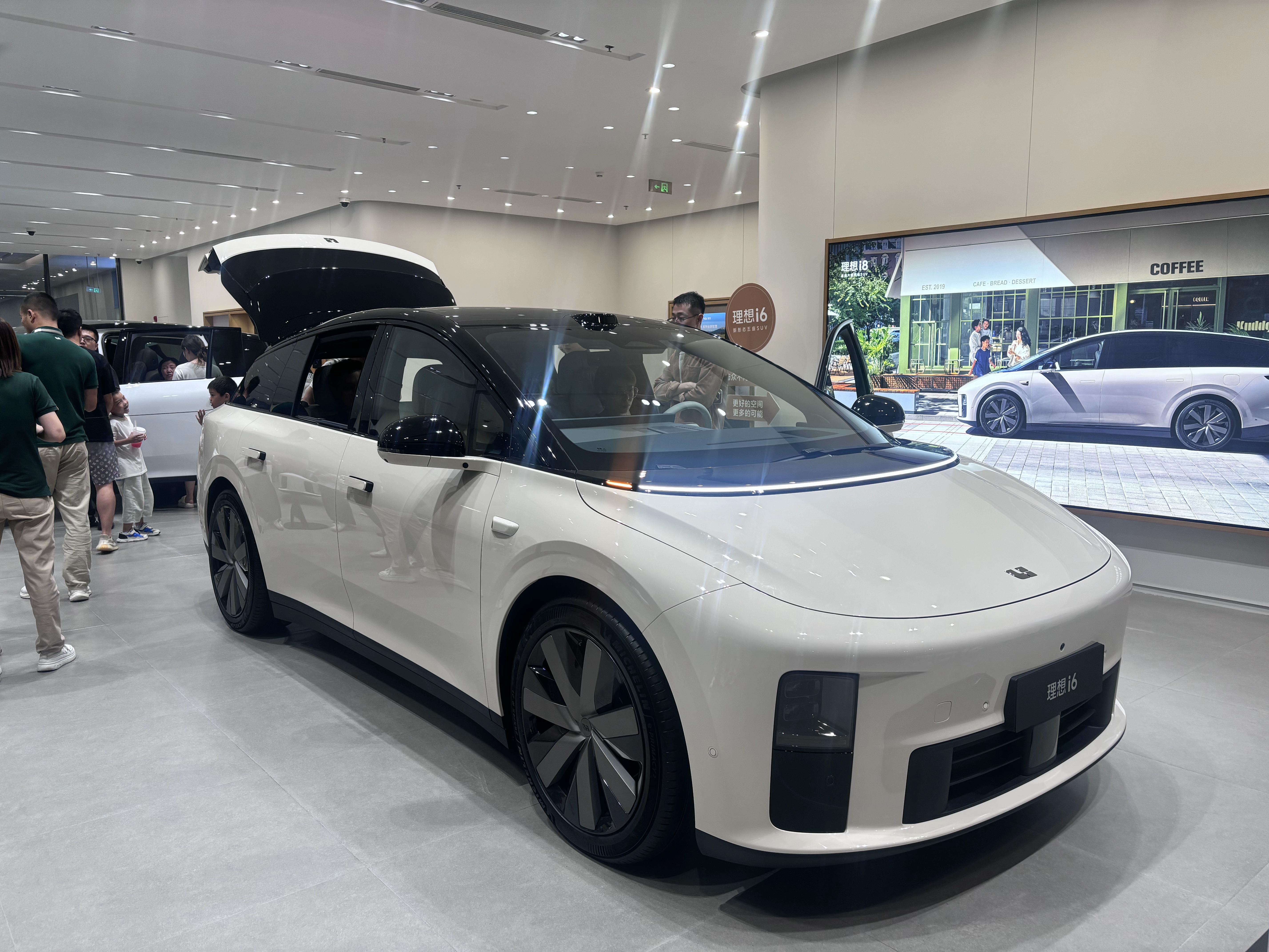 理想i6上市首日探店：人气创造新高，外观受年轻用户好评
