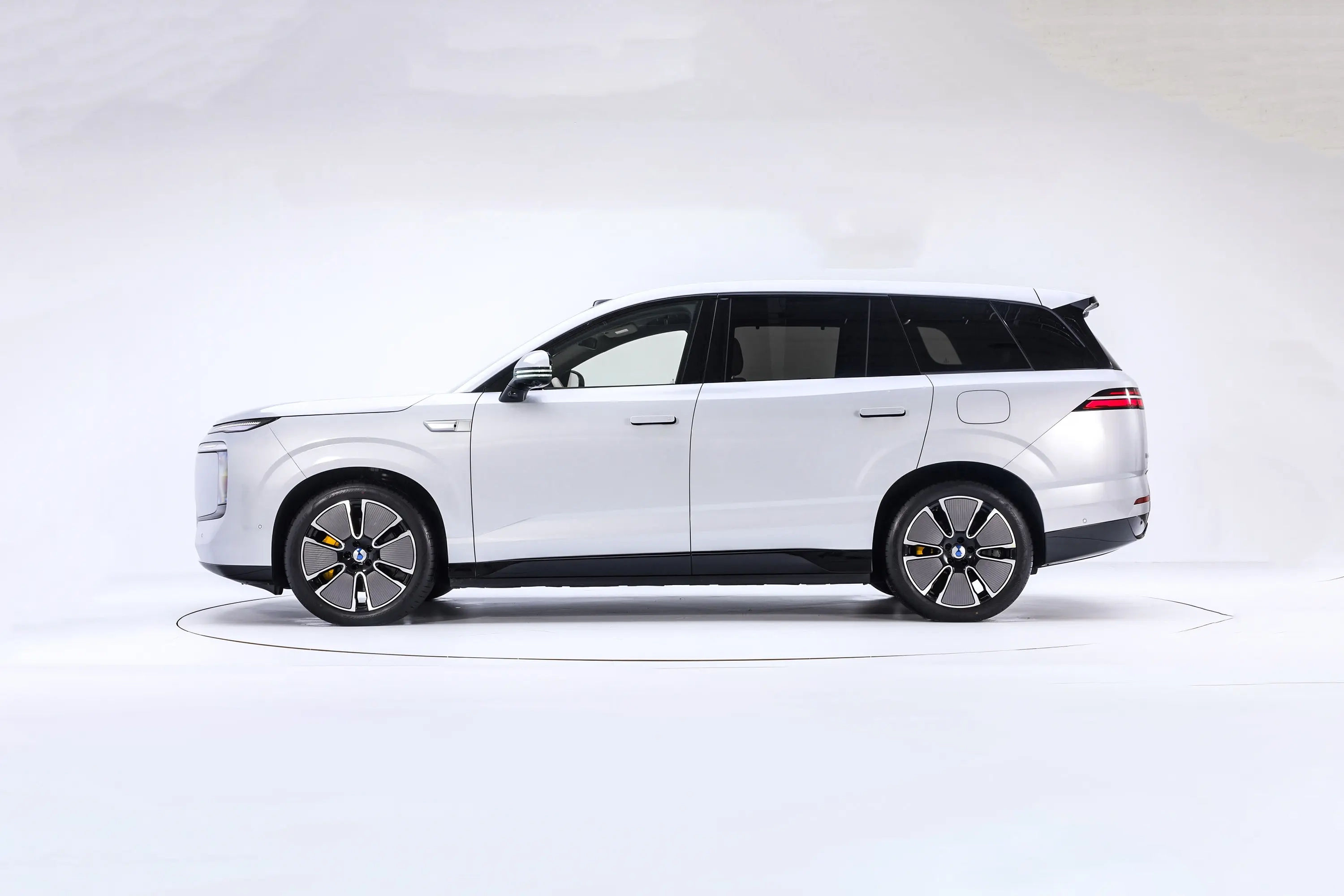 六座椅SUV+铝合金悬架+3电机+5米2车长，气场不输路虎卖30万