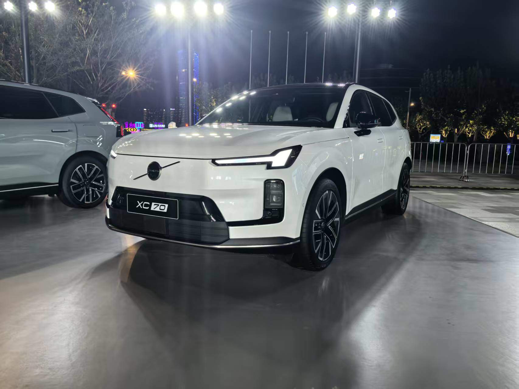 沃尔沃XC70上市！26.99万起，超200公里纯电续航