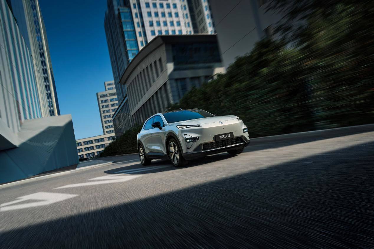 12.99万元 深蓝S05 215km增程版上市 全能实力派体验再进阶