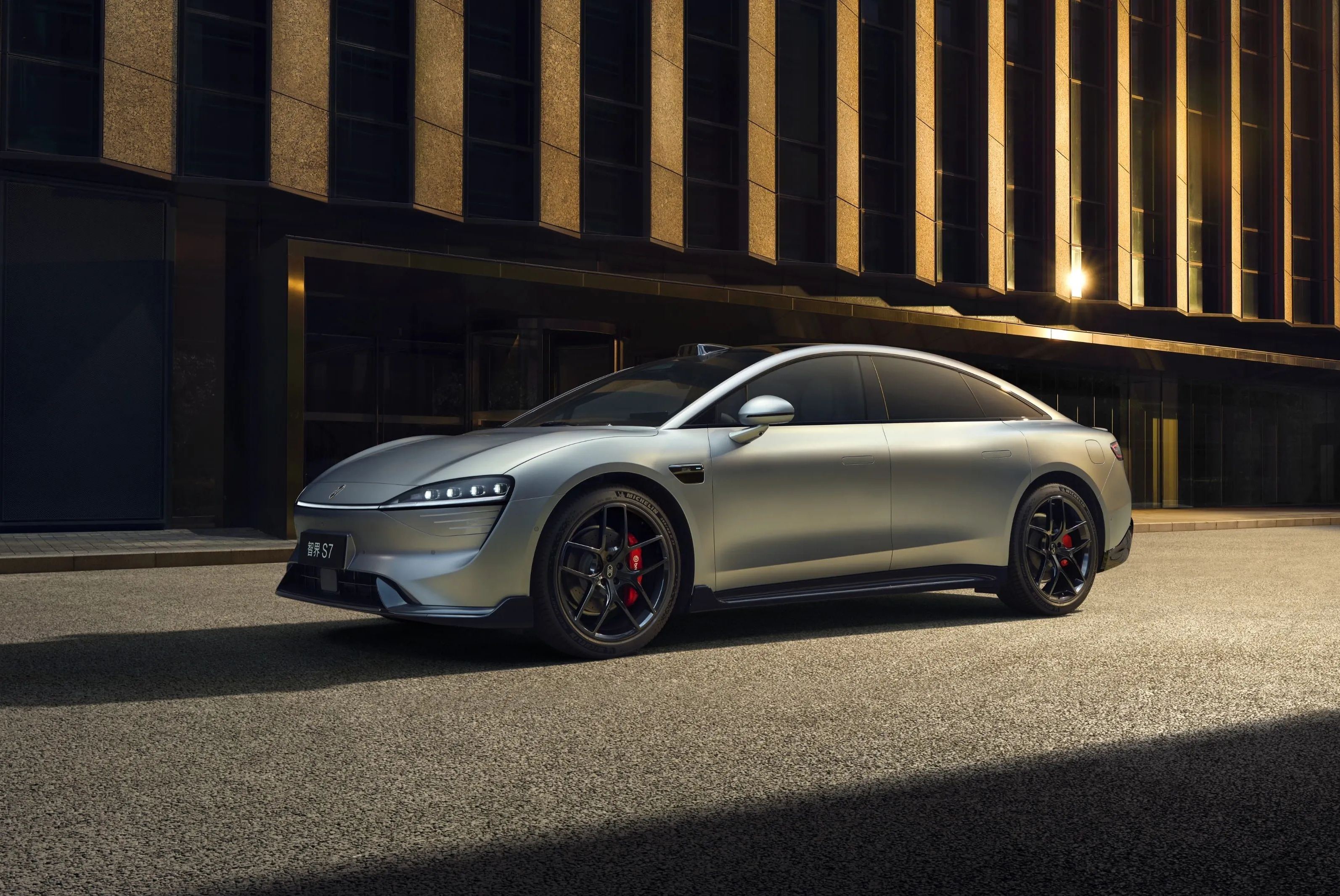 配华为ADS高阶版+700km续航！智界S7上新 售22.98万元