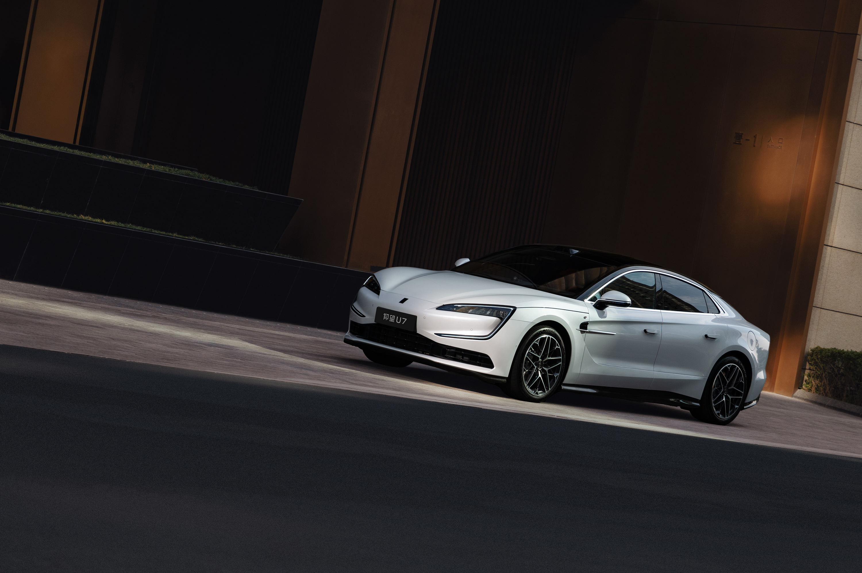 仰望U7，优雅不止于行