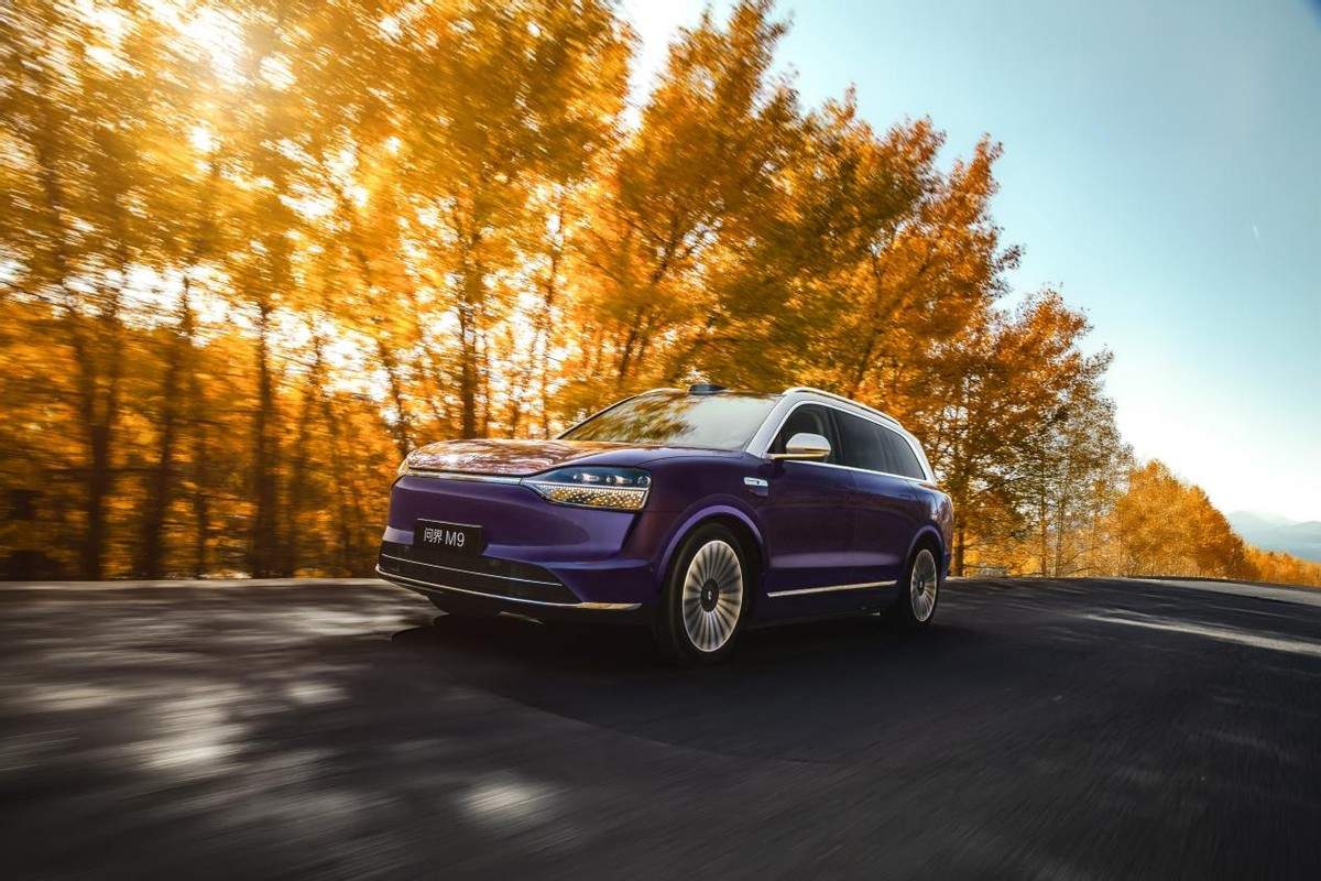 问界M9穿越4000公里，携手罗振宇开启知识跨年新征程