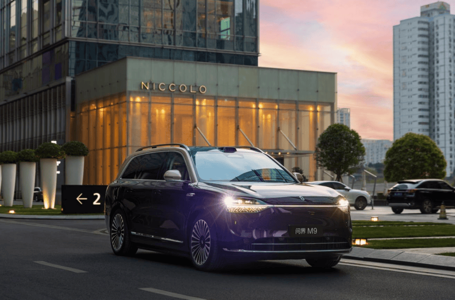 问界M9穿越4000公里，携手罗振宇开启知识跨年新征程