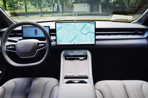 10万级混动家轿闭眼入！荣威M7 DMH 8.58万起，省油大空间太香了